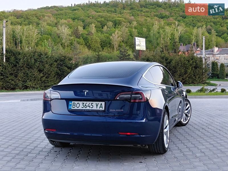 Седан Tesla Model 3 2020 в Кременце