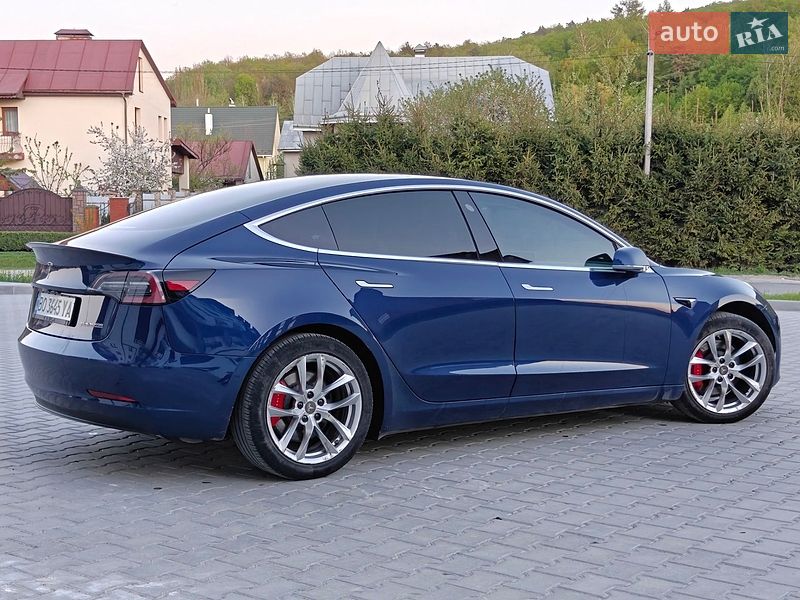 Седан Tesla Model 3 2020 в Кременце