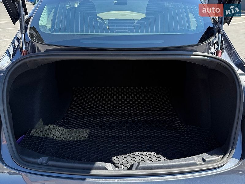 Седан Tesla Model 3 2018 в Киеве