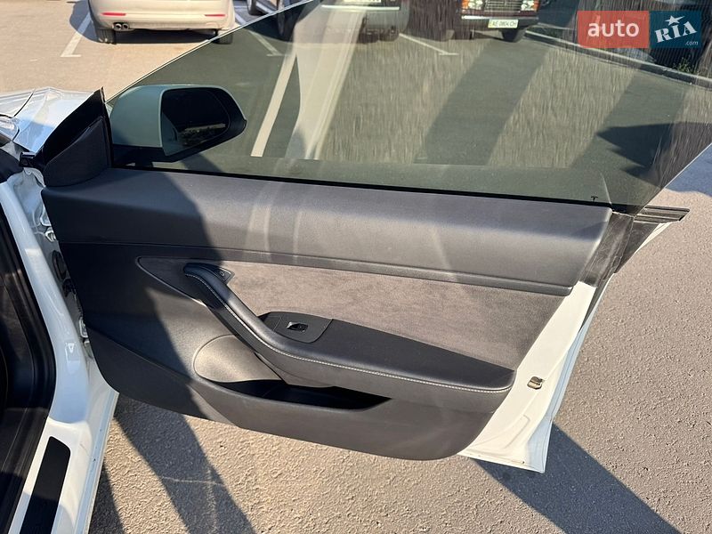 Седан Tesla Model 3 2021 в Дніпрі