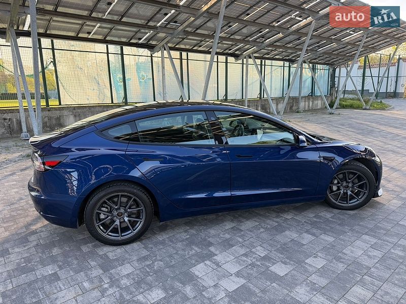 Седан Tesla Model 3 2021 в Львові