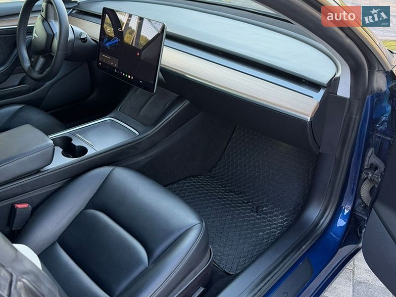 Седан Tesla Model 3 2021 в Львові