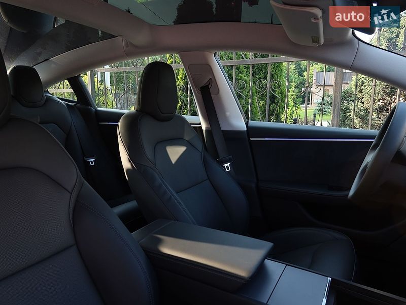 Седан Tesla Model 3 2024 в Львове