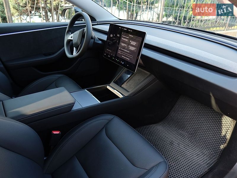 Седан Tesla Model 3 2024 в Львове