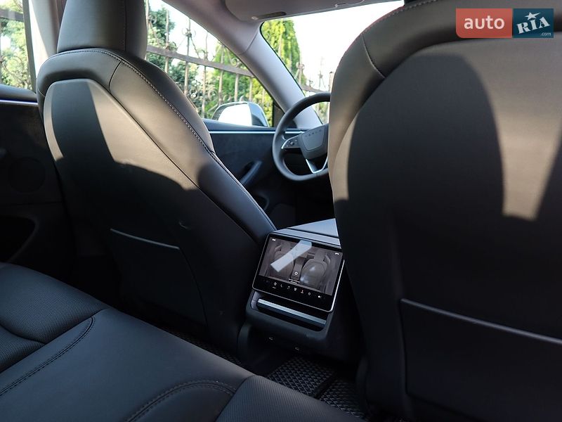 Седан Tesla Model 3 2024 в Львове