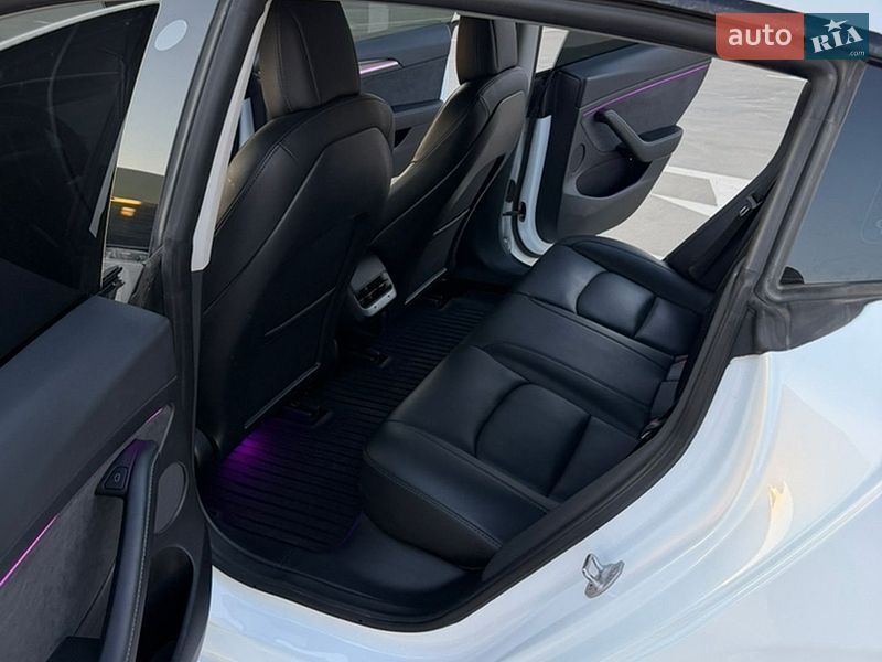 Седан Tesla Model 3 2021 в Киеве