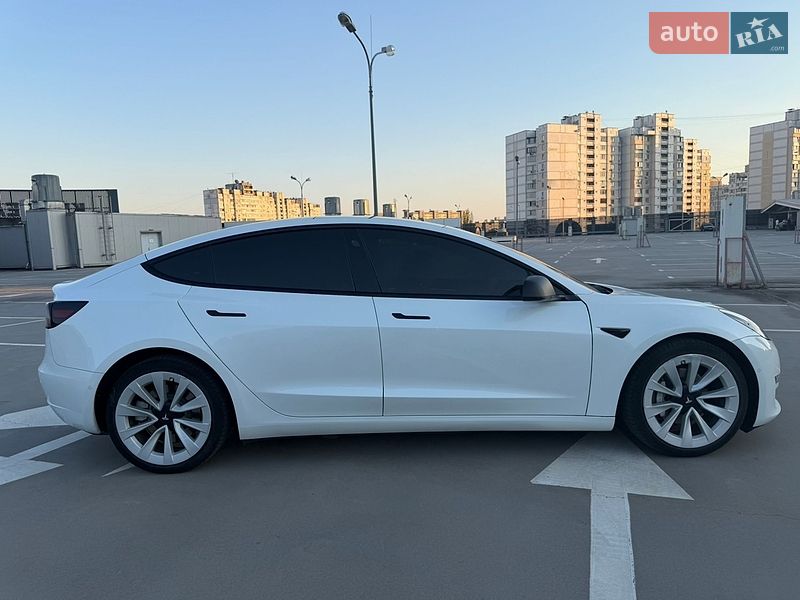 Седан Tesla Model 3 2021 в Киеве