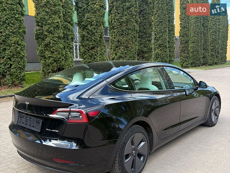 Седан Tesla Model 3 2023 в Ровно