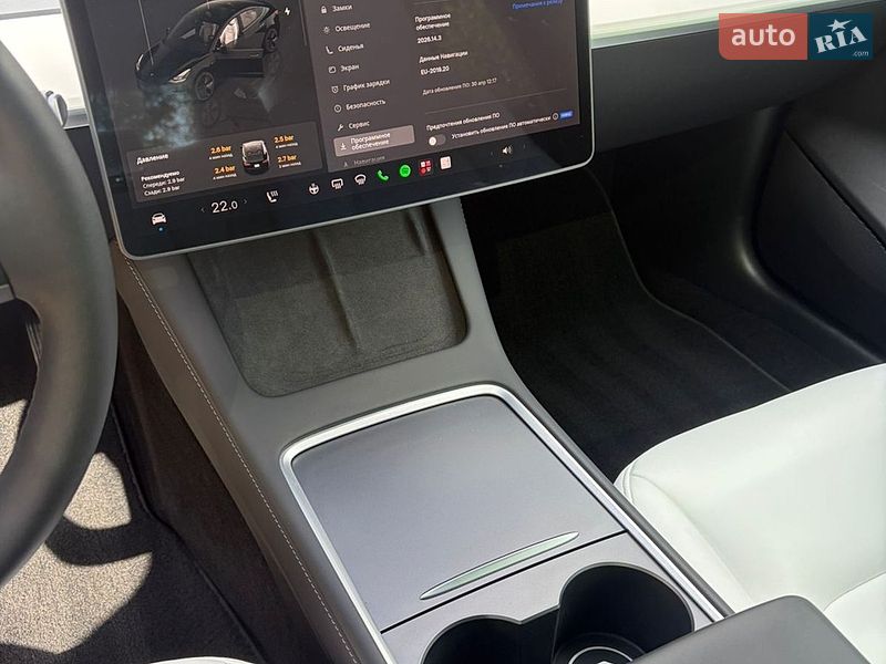 Седан Tesla Model 3 2023 в Ровно