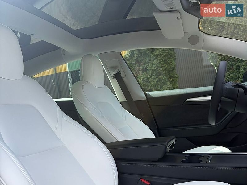 Седан Tesla Model 3 2023 в Ровно
