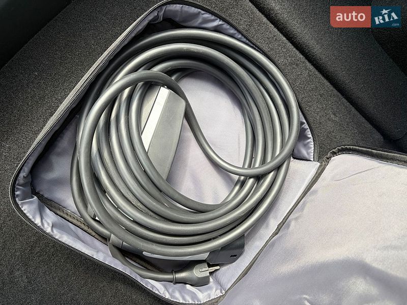 Седан Tesla Model 3 2023 в Ровно