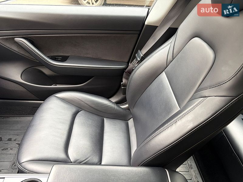 Седан Tesla Model 3 2019 в Киеве