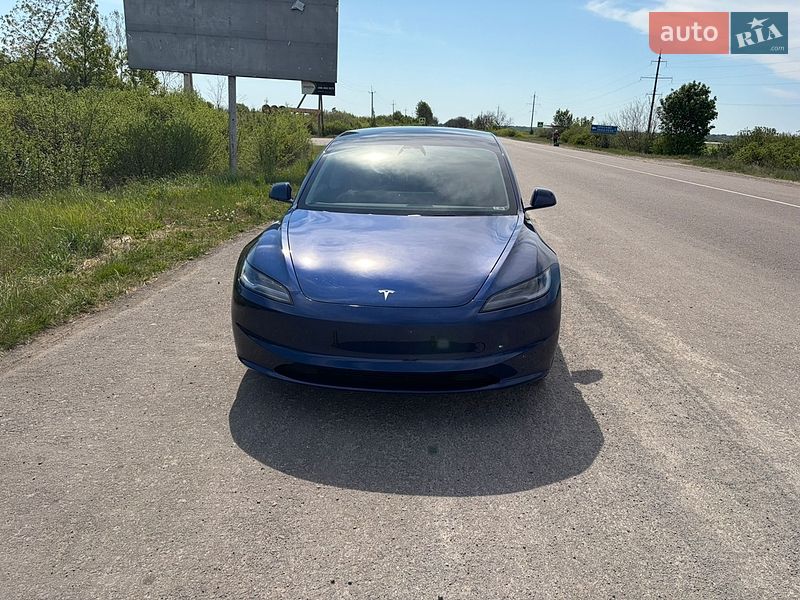 Седан Tesla Model 3 2024 в Ужгороді