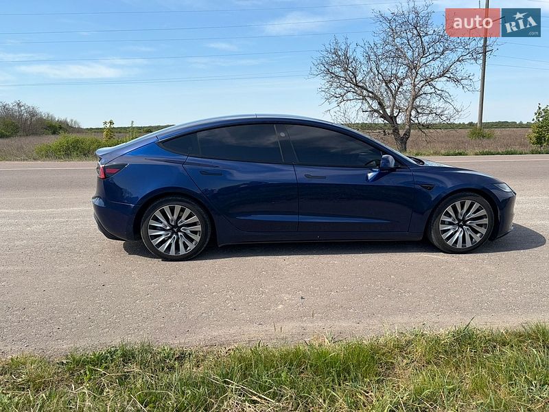 Седан Tesla Model 3 2024 в Ужгороді