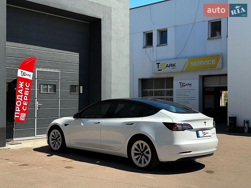 Седан Tesla Model 3 2022 в Киеве
