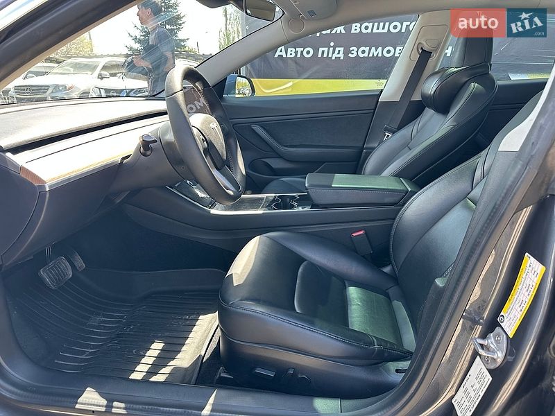 Седан Tesla Model 3 2020 в Івано-Франківську
