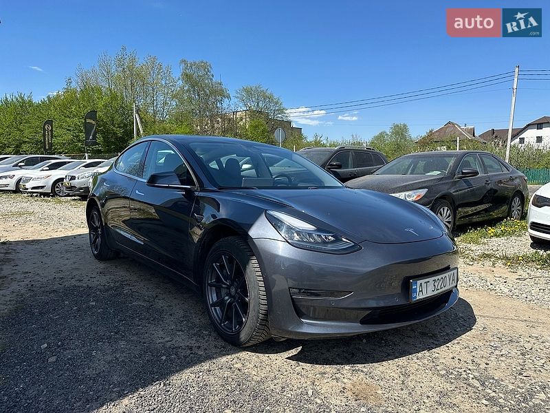 Седан Tesla Model 3 2020 в Івано-Франківську