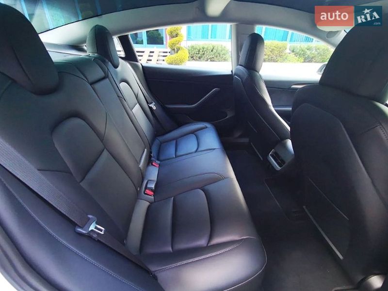 Седан Tesla Model 3 2021 в Львове