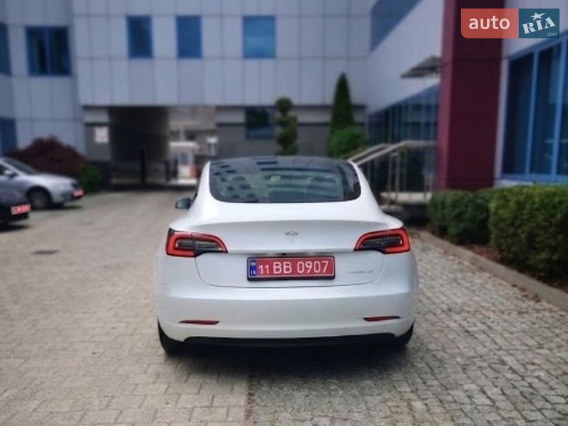 Седан Tesla Model 3 2021 в Львове