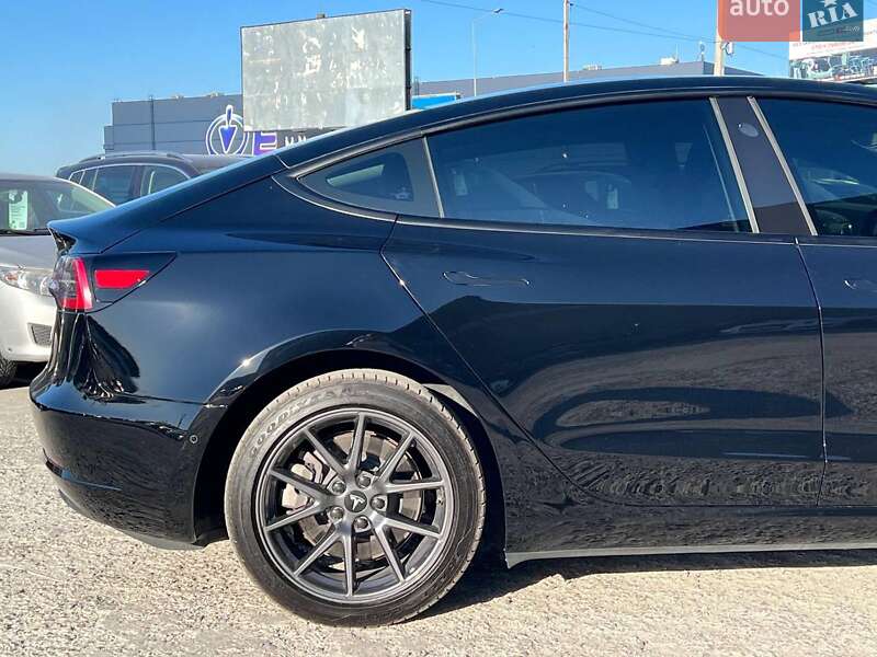 Седан Tesla Model 3 2021 в Львове