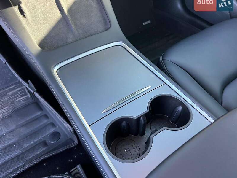 Седан Tesla Model 3 2021 в Львове