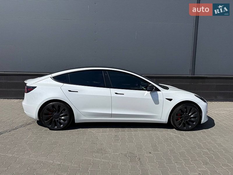 Седан Tesla Model 3 2021 в Киеве