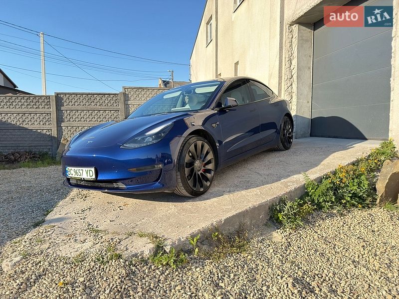 Седан Tesla Model 3 2023 в Львове