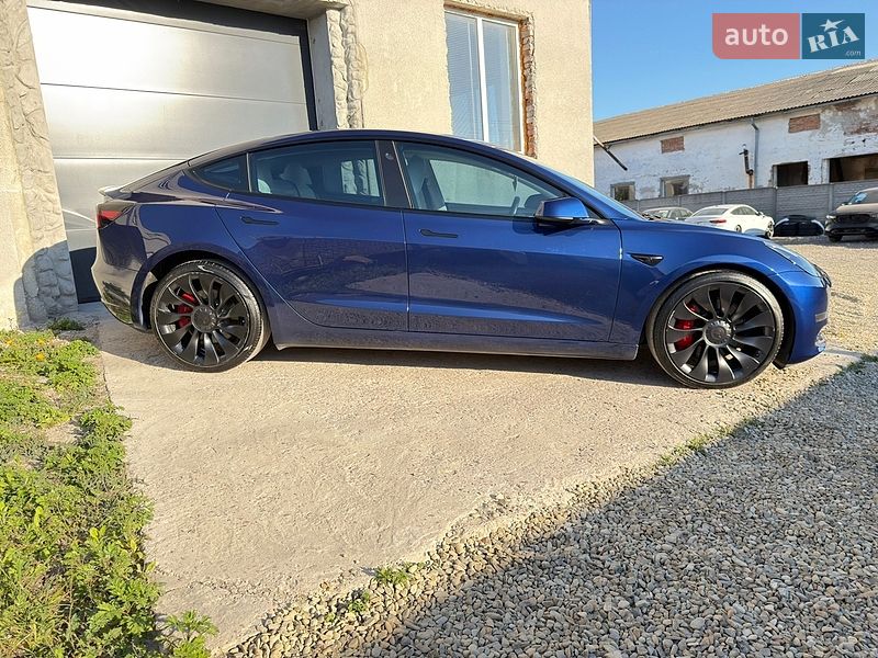 Седан Tesla Model 3 2023 в Львове