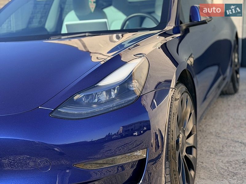 Седан Tesla Model 3 2023 в Львове