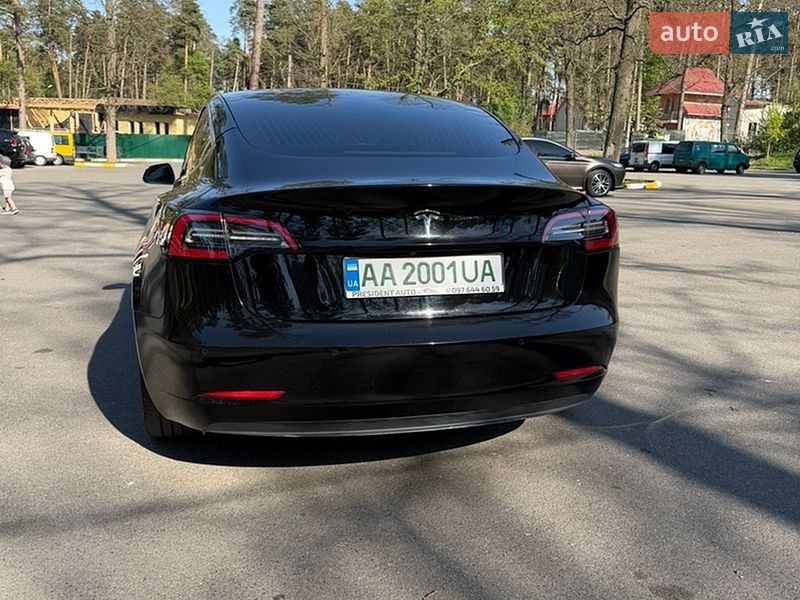 Седан Tesla Model 3 2019 в Бучі