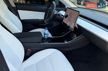 Седан Tesla Model 3 2019 в Бучі