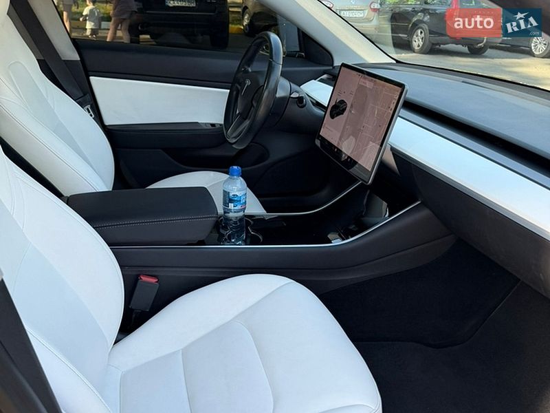 Седан Tesla Model 3 2019 в Бучі