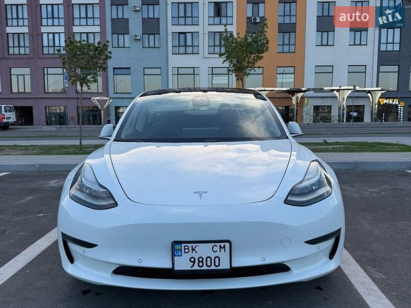 Седан Tesla Model 3 2018 в Ровно