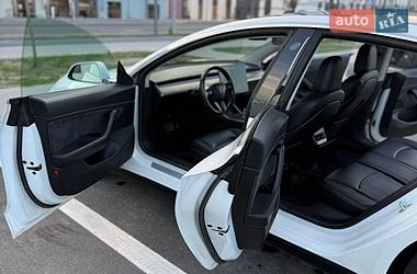 Седан Tesla Model 3 2018 в Ровно