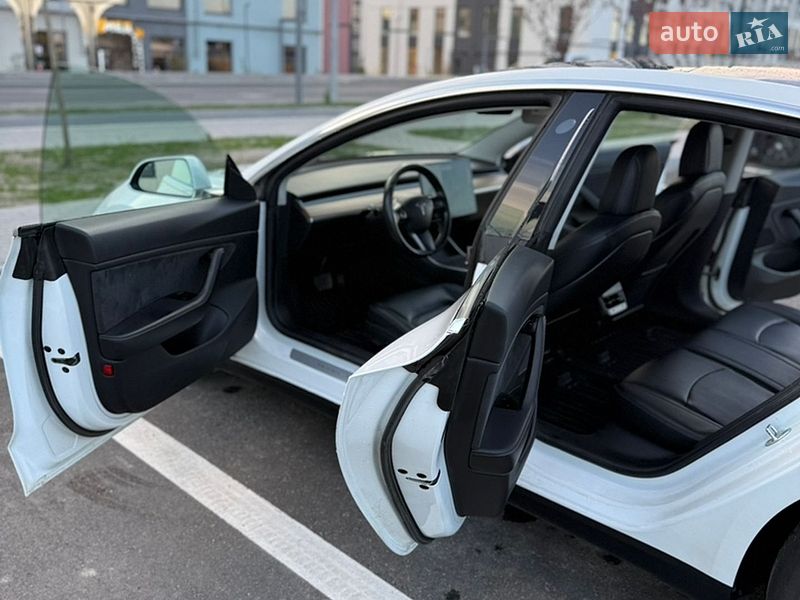 Седан Tesla Model 3 2018 в Ровно