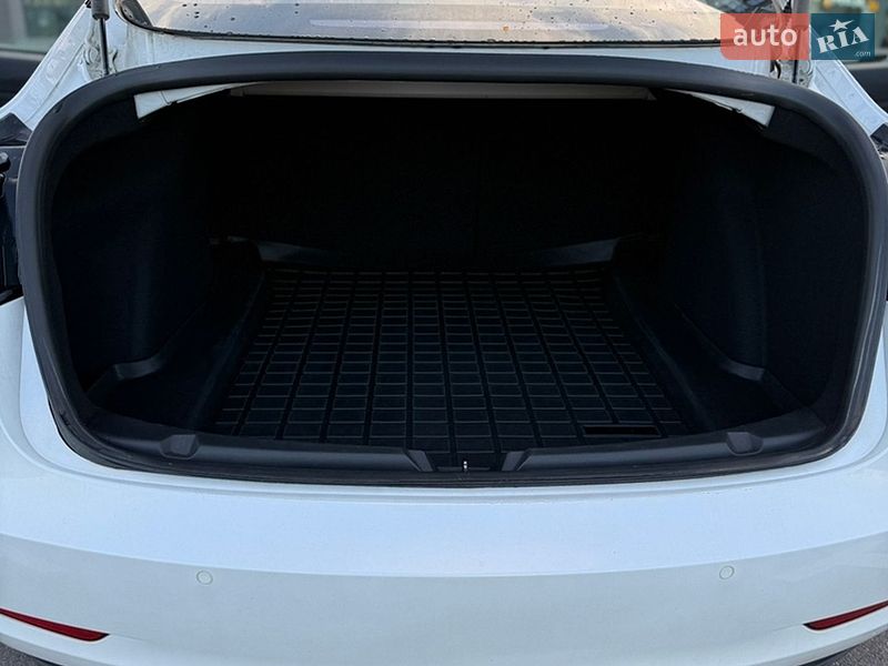 Седан Tesla Model 3 2018 в Ровно