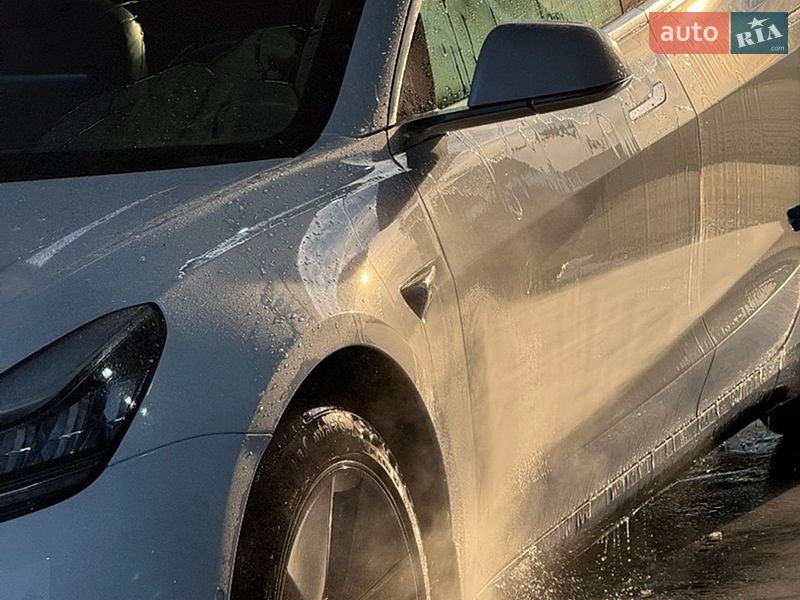 Седан Tesla Model 3 2018 в Ровно