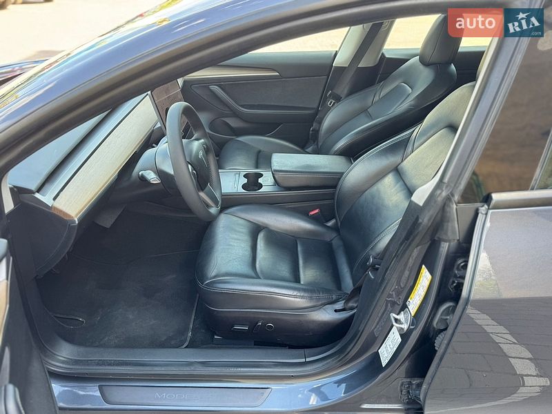 Седан Tesla Model 3 2021 в Луцке
