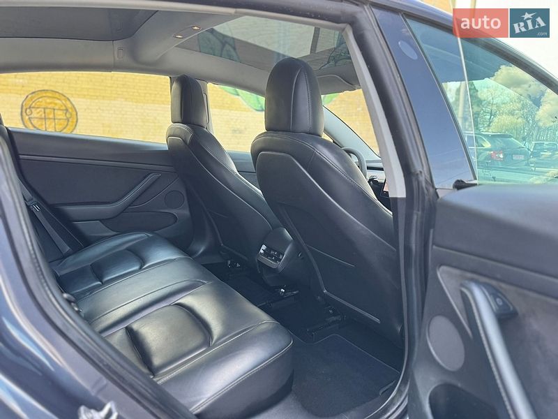 Седан Tesla Model 3 2021 в Луцке