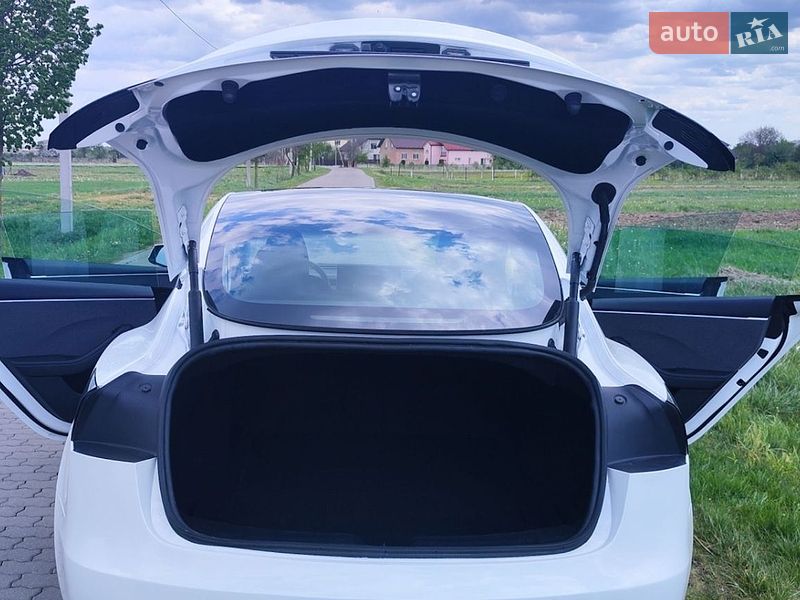 Седан Tesla Model 3 2024 в Стрые
