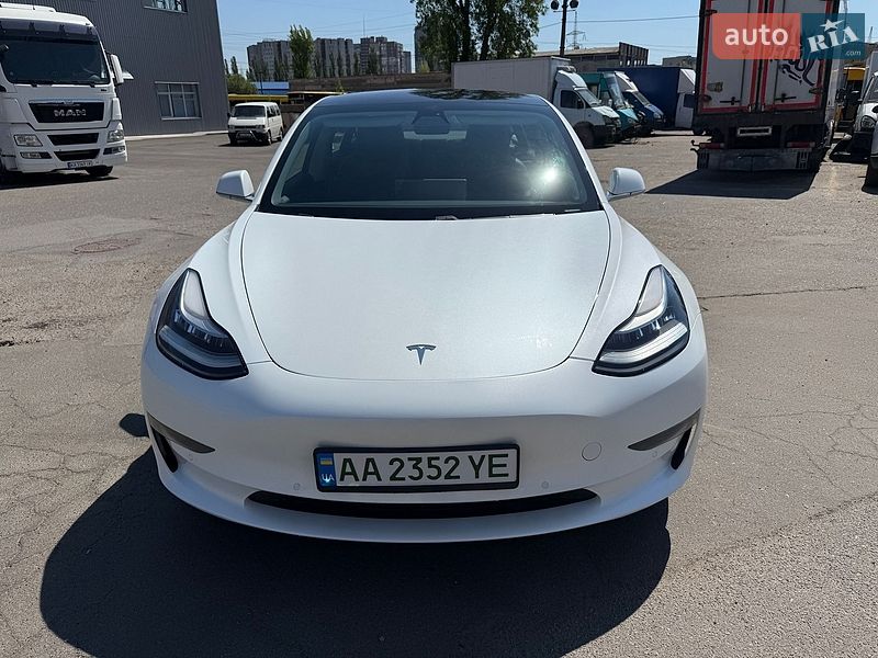 Седан Tesla Model 3 2018 в Києві