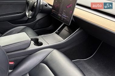 Седан Tesla Model 3 2019 в Львове
