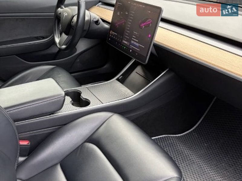 Седан Tesla Model 3 2019 в Львове