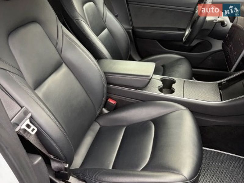Седан Tesla Model 3 2019 в Львове