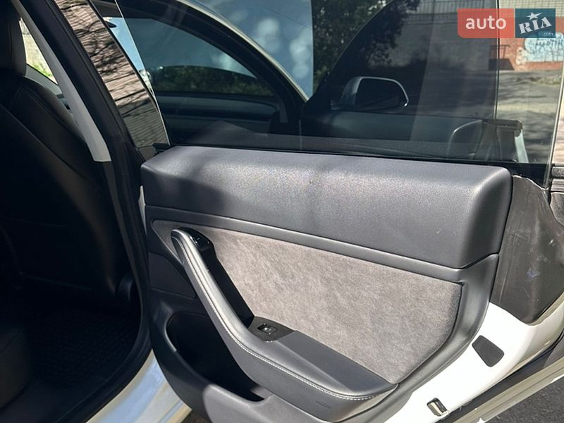 Седан Tesla Model 3 2020 в Ніжині