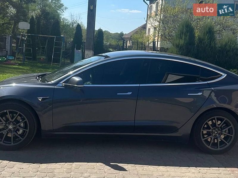 Седан Tesla Model 3 2018 в Золотоноші