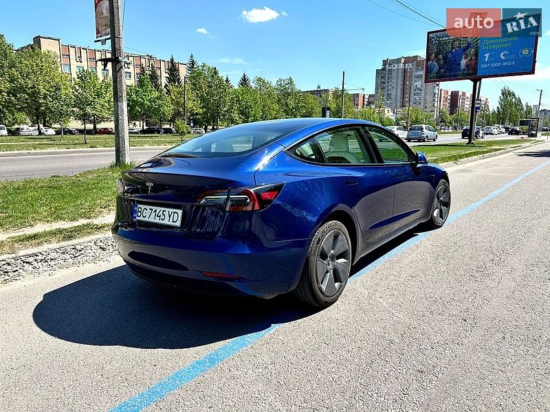 Седан Tesla Model 3 2023 в Львове