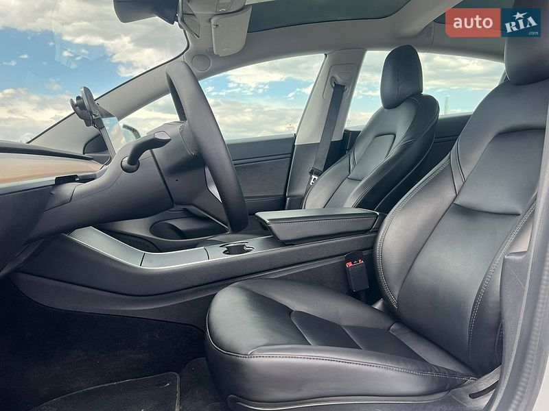 Седан Tesla Model 3 2020 в Львові