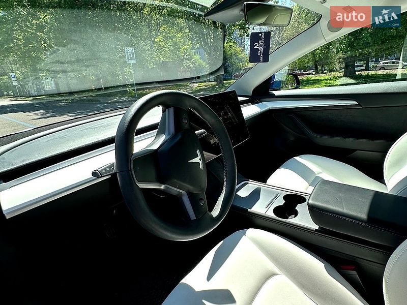 Седан Tesla Model 3 2023 в Львове