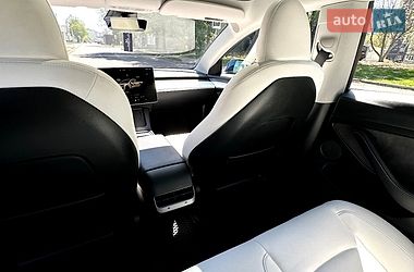 Седан Tesla Model 3 2023 в Львове
